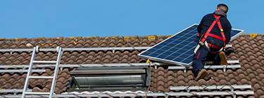 Gaat u zonnepanelen laten plaatsen, vind het juiste bedrijf nu hier. U kunt ook bij meerdere bedrijven tegelijk uw klus plaatsen en offertes opvragen. Zonnepanelen plaatsen? Alle bedrijven in uw regio vindt u hier