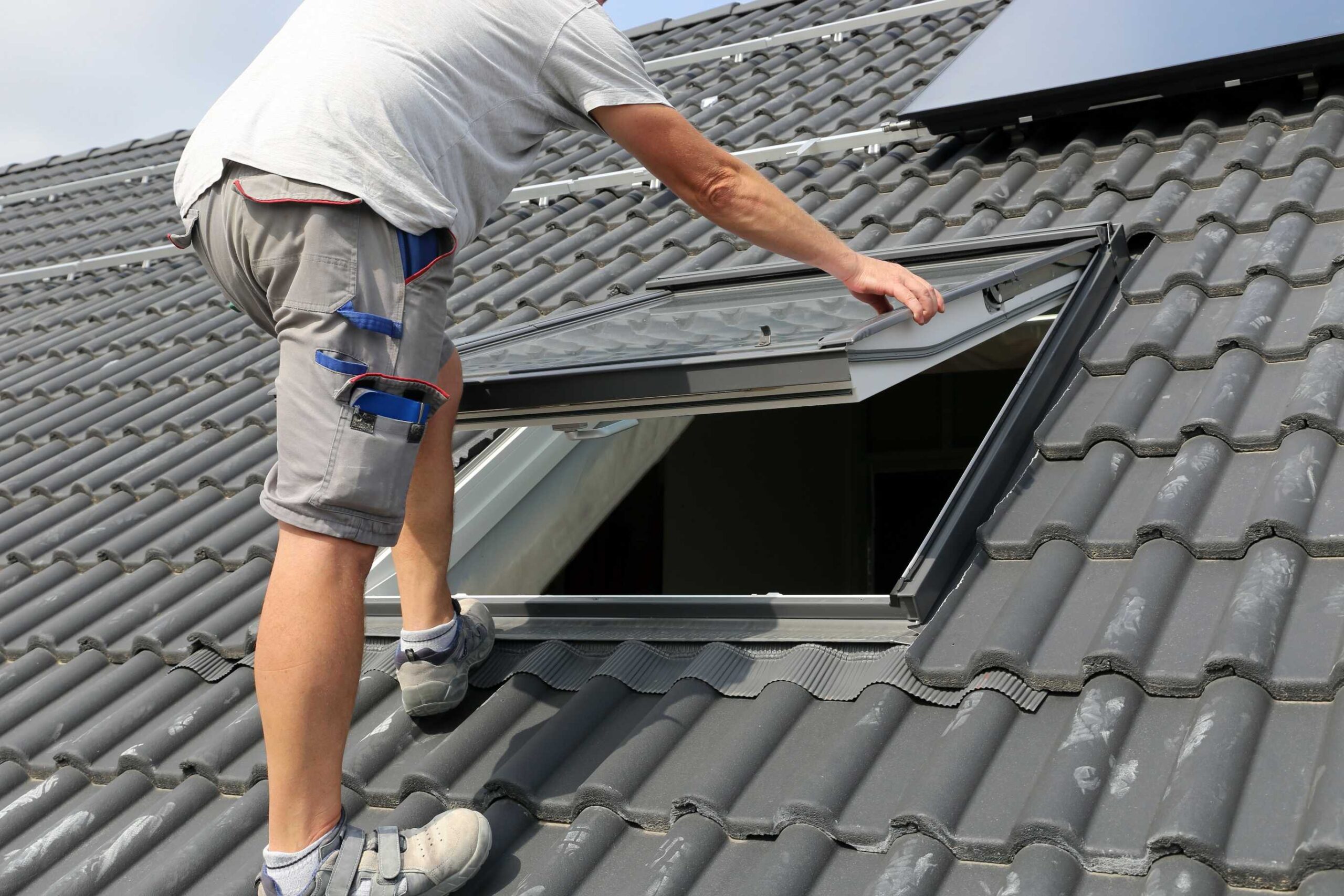 Geniet van licht en comfort met VELUX dakramen en rolgordijnen