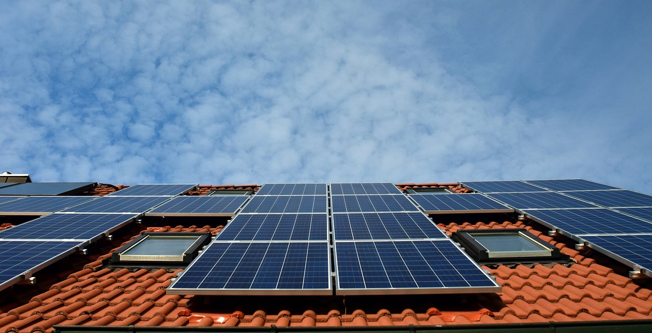 De rol van zonnepanelen bij het bouwen van energieneutrale woningen