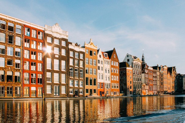 De geheimen van Amsterdamse grachtenpanden: unieke huurwoningen met een verhaal