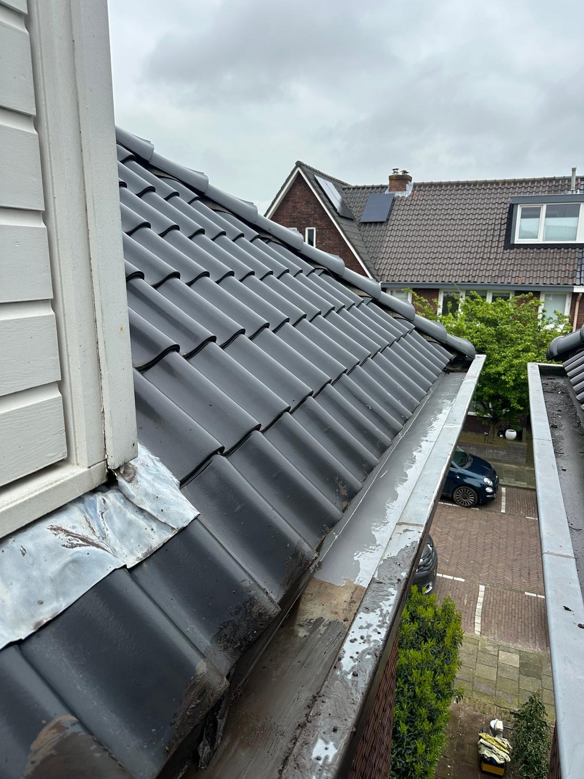 Dakgoot lekkage: Voorkom problemen met goed onderhoud en snelle actie