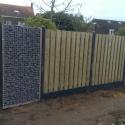 Hout beton schutting, steenkorven
